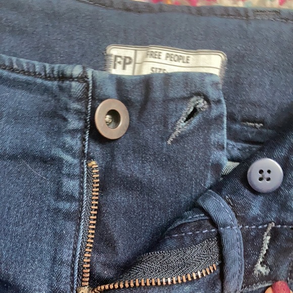 Free People size 25 mid-high waist jeans in a dark blue wash - Picture 6 of 6